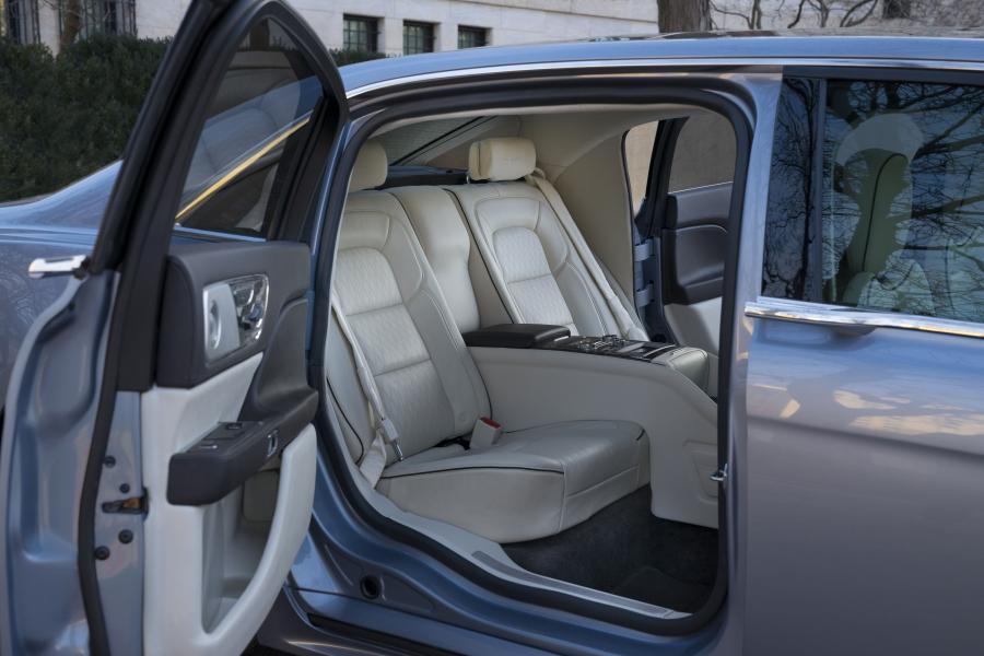 Интерьер Lincoln Continental 80th Anniversary Coach Door Edition 2019 года  (фото 39 из 54)